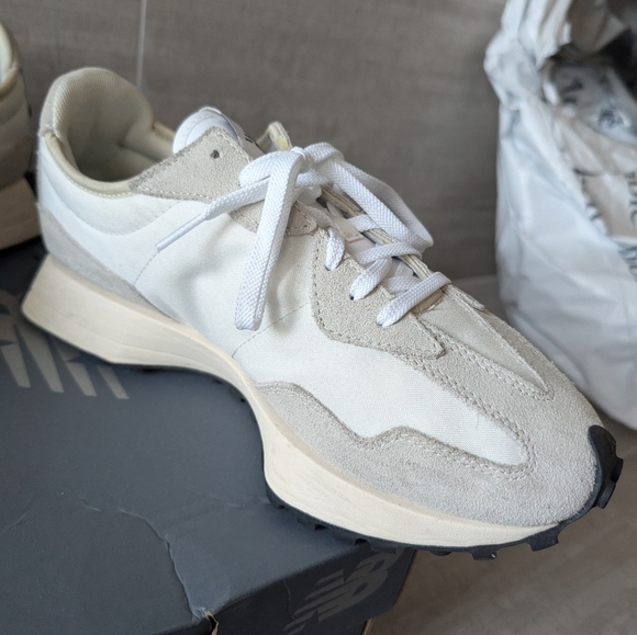 New Balance 327 - Picture 3 of 12